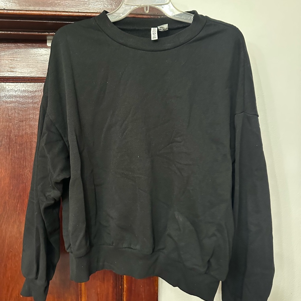 H&M Divided Black Cropped Sweatshirt